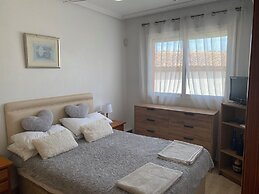 Apt - Sleeps 4 - Balcony - Communal Pool