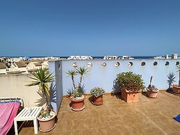 Apt - Sleeps 4 - Balcony - Communal Pool