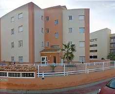Apt - Sleeps 4 - Balcony - Communal Pool