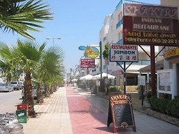 Apt - Sleeps 4 - Balcony - Communal Pool