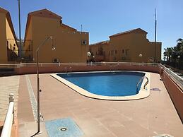 Apt - Sleeps 4 - Balcony - Communal Pool