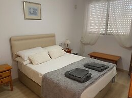 Apt - Sleeps 4 - Balcony - Communal Pool