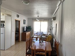 Apt - Sleeps 4 - Balcony - Communal Pool