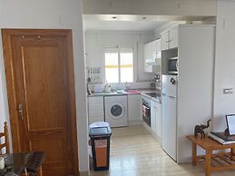 Apt - Sleeps 4 - Balcony - Communal Pool