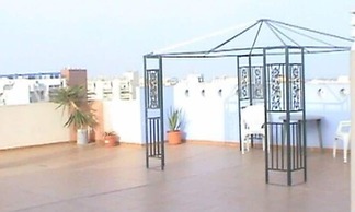 Apt - Sleeps 4 - Balcony - Communal Pool