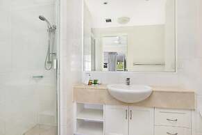 2BR Coolum Beach Rooftop Terrace Spa Tennis Pool