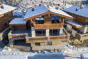 Alpine Chalet With Ski-in Access