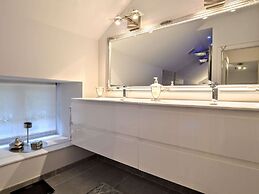 Stylish Stay With Pool, Jalhay