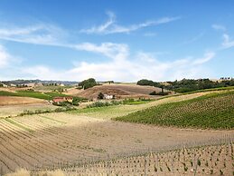 Varna Charm: Tuscan Getaway