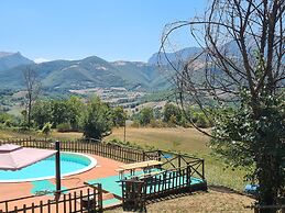 Belvilla by OYO Hillside Villa With Pool