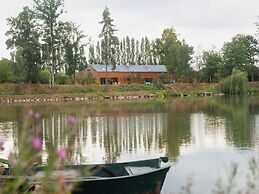 Idyllic Lakeside Cottage