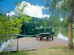 Idyllic Lakeside Cottage