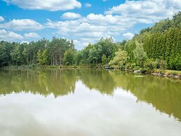 Idyllic Lakeside Cottage