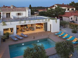 Villa in Stinjan With Pool and Sea View