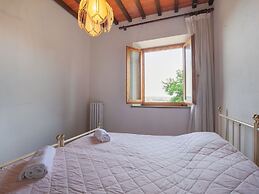 Spacious Tuscany Retreat