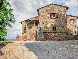 Spacious Tuscany Retreat