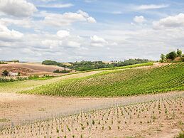 Spacious Tuscany Retreat