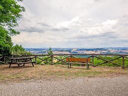 Spacious Tuscany Retreat