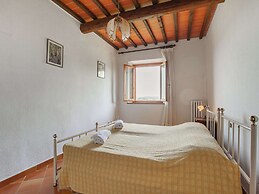 Spacious Tuscany Retreat