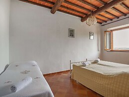 Spacious Tuscany Retreat