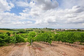 Spacious Tuscany Retreat