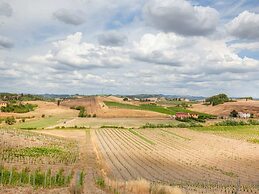 Spacious Tuscany Retreat
