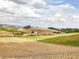 Spacious Tuscany Retreat
