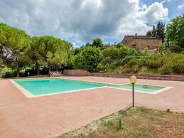 Spacious Tuscany Retreat