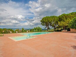 Spacious Tuscany Retreat