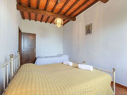Spacious Tuscany Retreat