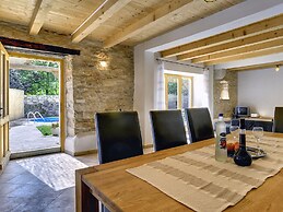Villa in Batlug With Private Pool