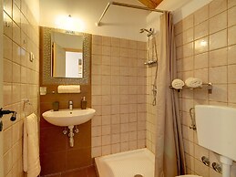Villa in Batlug With Private Pool