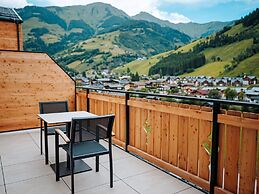 Large Apartment With Balcony & Terrace on Ski Slope