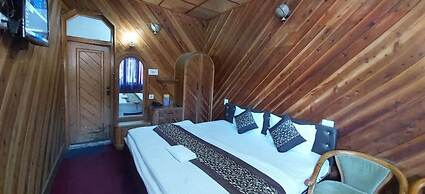 Goroomgo Lake View Mall Road Nainital