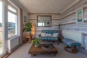 1 Bed Flat - Sleeps 2 - Pets - Balcony - Parking