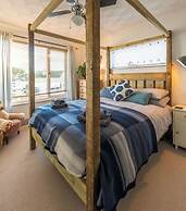 1 Bed Flat - Sleeps 2 - Pets - Balcony - Parking