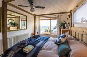 1 Bed Flat - Sleeps 2 - Pets - Balcony - Parking