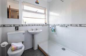 1 Bed Flat - Sleeps 2 - Pets - Balcony - Parking