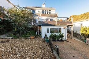 1 Bed Flat - Sleeps 2 - Pets - Balcony - Parking