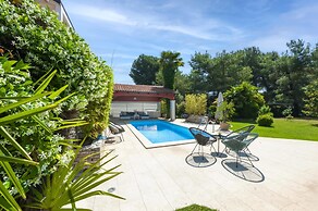 Apartments with Shared Pool Villa Rossella 1