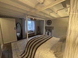 Coupling Cottage