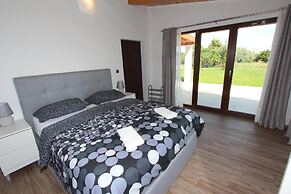 Holiday House Cuvi