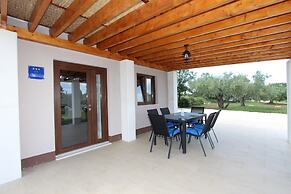 Holiday House Cuvi