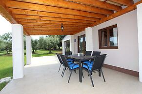 Holiday House Cuvi