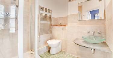 A Large, Beautifully Styled Home in Brighton Sleeps12