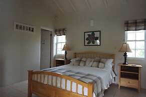 Villa - Sleeps 6 - Pool - Parking - Garden
