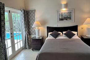Villa - Sleeps 6 - Pool - Parking - Garden