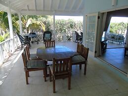 Villa - Sleeps 6 - Pool - Parking - Garden