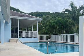 Villa - Sleeps 6 - Pool - Parking - Garden