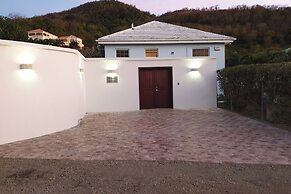 Villa - Sleeps 6 - Pool - Parking - Garden